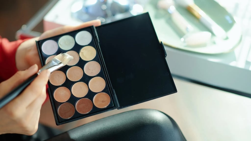 Maquillaje.Aplicar el corrector del color adecuado para neutralizar la zona que necesites ocultar es indispensable para un maquillaje perfecto. Hazlo realizando suaves toquecitos con la ayuda de una esponja para maquillaje o bien, con la yema de tus dedos.