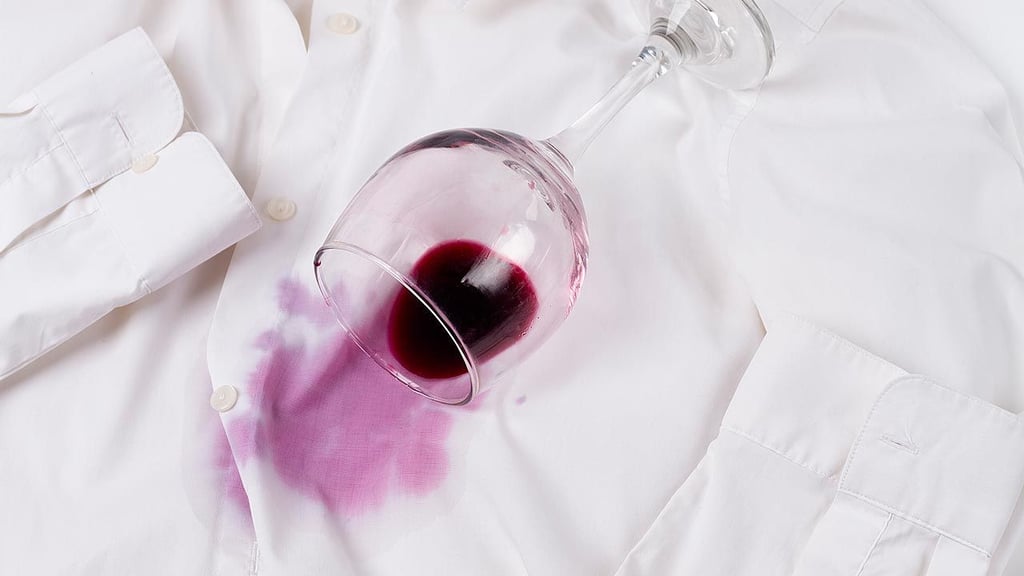 Limpieza.Elegir la estrategia adecuada para eliminar las manchas de vino y devolverla a tu ropa blanca su belleza original es de suma importancia, pues puede determinar si la prenda se salva o termina por ser desechada.