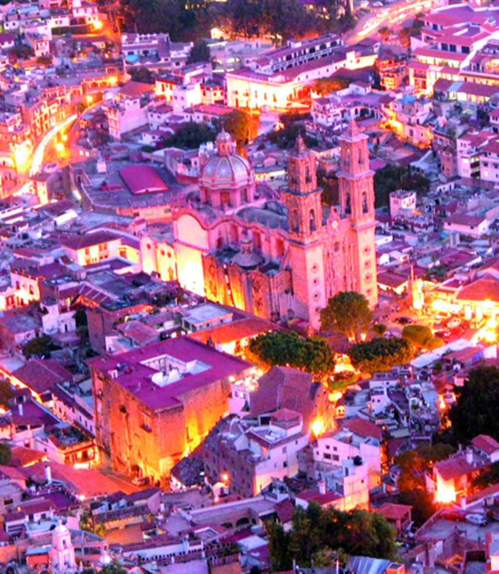 Una visita a Taxco no estaría completa sin un recorrido nocturno por sus pintorescas calles que se iluminan cuando baja el sol. 