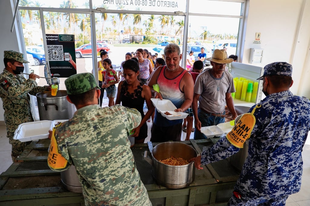 Apoyo. Las Fuerzas Armadas intentan poner orden y ofrecer agua y alimentos a una población inmersa en la desesperación, tristeza y rabia por la destrucción de sus casas y centros de trabajo, hoteles, por la falta de insumos y por la lentitud con la que llega la ayuda.