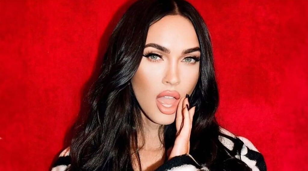 Megan Fox 'asusta' como colegiala sangrienta en fiesta de Halloween