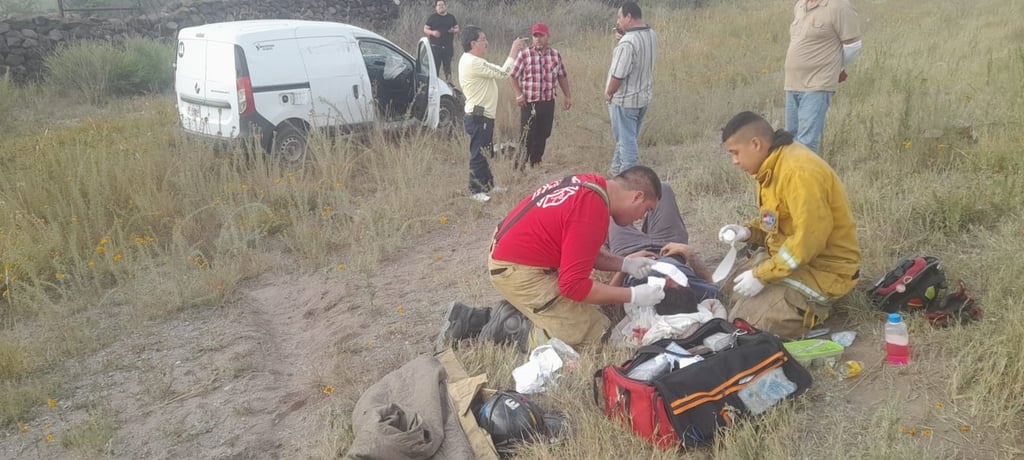 Chocan De Frente Camión De Carga Y Camioneta, En Carretera Gómez ...