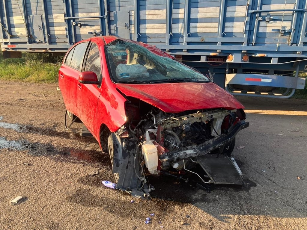 Mujer sufre lesiones al chocar su carro contra muro de contención