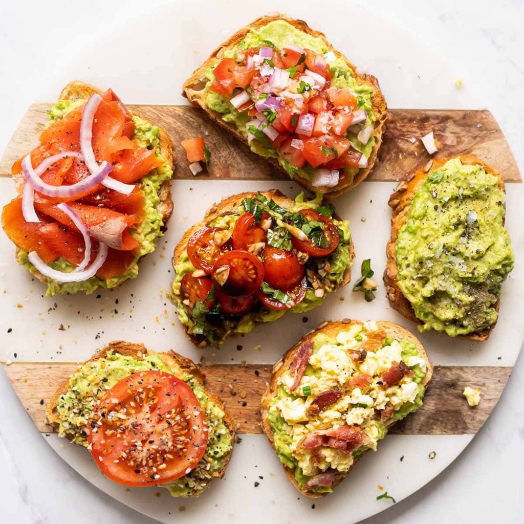 Unta un pan tostado con aguacate, colocar encima algunas verduras y sazona con sal y pimienta al gusto.