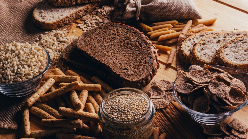 Comer más alimentos integrales ayuda a controlar el peso, ya que hacen sentir mayor saciedad, y aumenta el nivel de potasio.