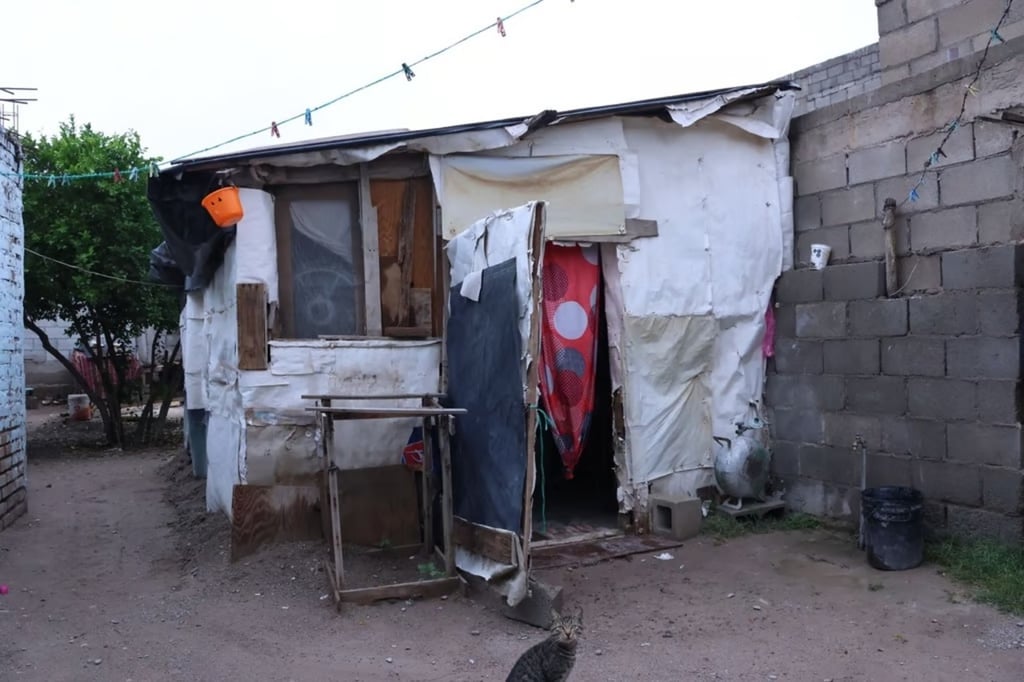 Vivienda. Debido al material con el que está construida su casa, la lluvia logró filtrarse por casi todos los rincones.