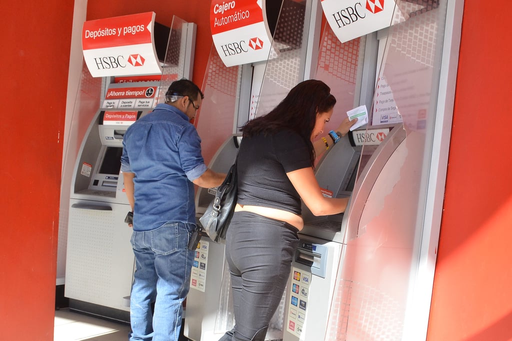 Para las personas que requieran un servicio, los bancos dentro de almacenes comerciales y supermercados abrirán al público en horarios tradicionales, no obstante que es un día festivo. (ARCHIVO)