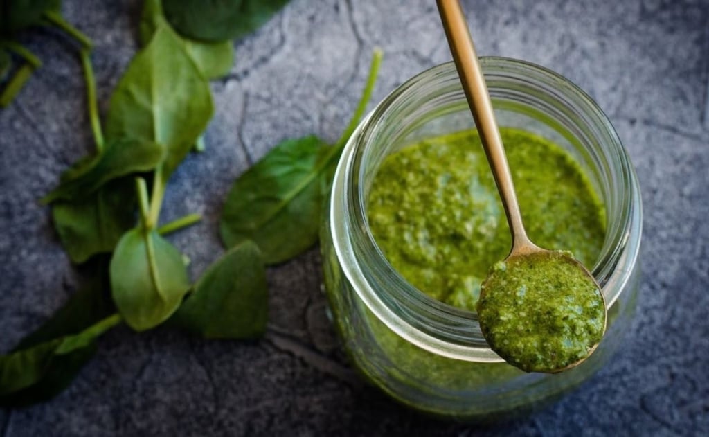 Esta pasta elaborada principalmente con albahaca y ajo, es un complemento perfecto para tus comidas, en especial pastas.