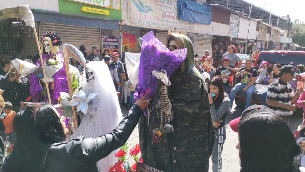 Rituales. Los creyentes realizan diversos rituales como vaciar botellas de bebidas embriagantes sobre las imágenes.