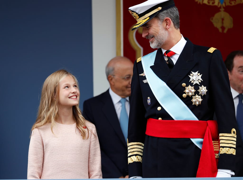 La princesa Leonor posa junto a su padre, el rey Felipe, el 3 de agosto de 2015 en el Palacio de Marivent en Palma de Mallorca.