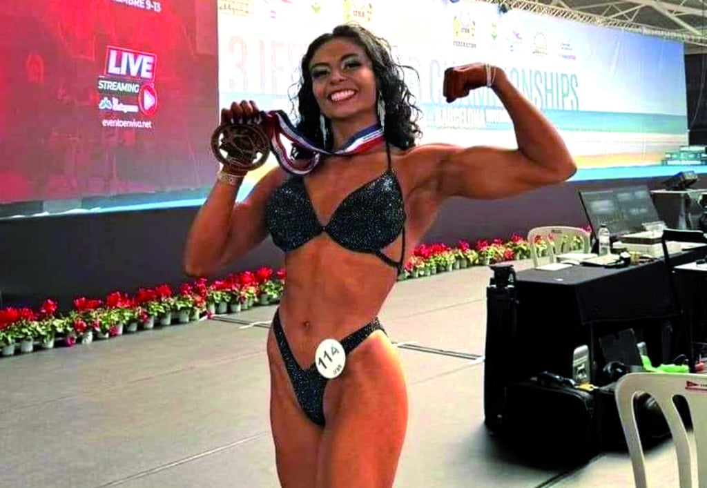 Carrera. A los 10 años de edad comenzó la trayectoria internacional de Deborah. Hasta la fecha ha representado a Durango y México en certámenes de este tipo en 12 ocasiones.