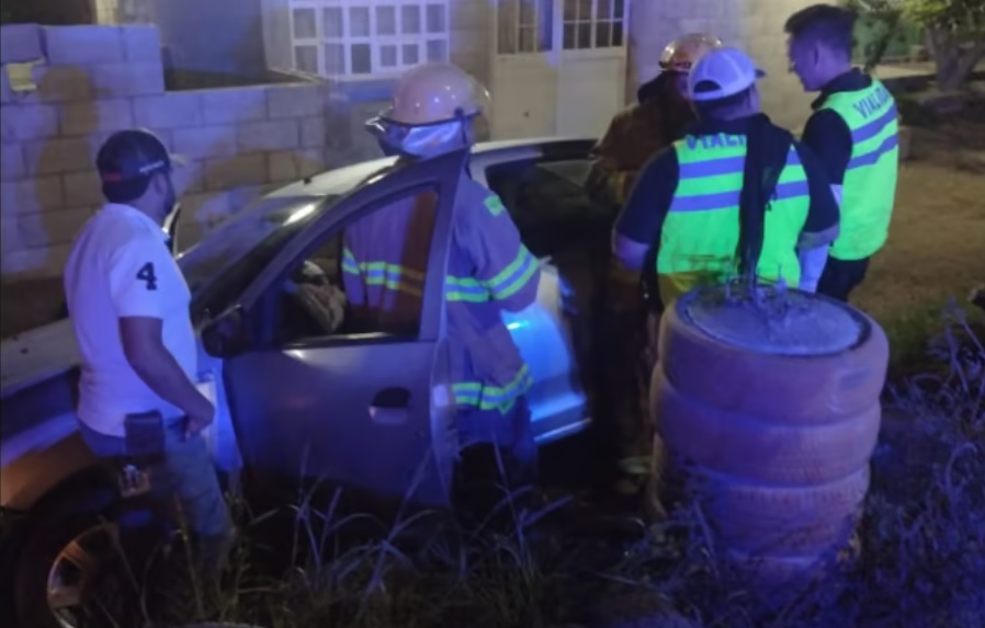 Joven conductora pierde el control del volante y choca contra un ...