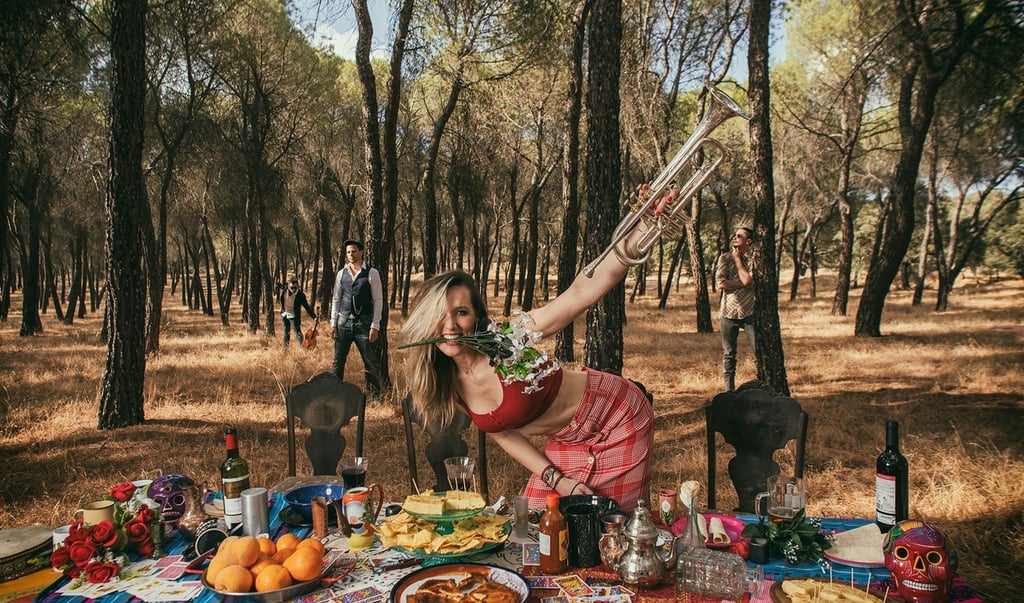 El bajista de Jenny And The Mexicats, Icho Van, habló de la conexión que tuvieron con el artista invitado. En el 2019 lanzaron su último disco 'Fiesta ancestral', el cual tuvo una gran recepción por parte de su público.