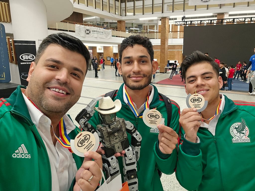 Plata. Mathew y Emmanuel, así como su maestro Osbaldo, del Instituto Tecnológico Superior del la Región de los Llanos, muestran sus medallas obtenidas en la competencia internacional de robótica RoboChallenge realizada en Rumania.