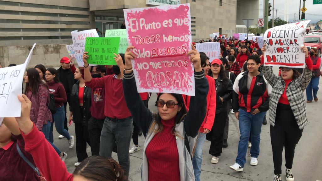 Marchan por supuesto acoso sexual y toman la Facsa de UJED Gómez Palacio