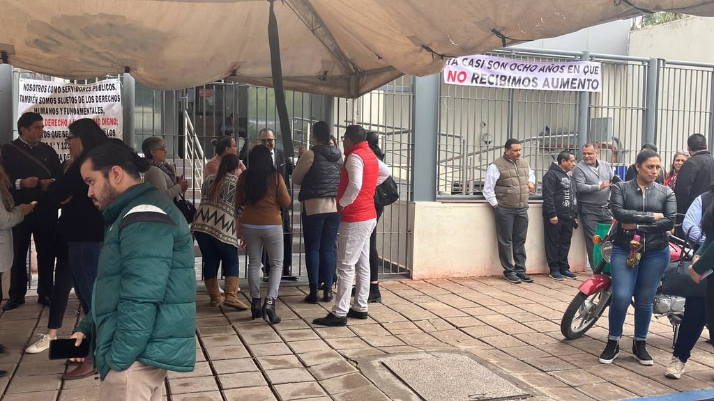 Mantienen paro en el Palacio de Justicia en Gómez Palacio; personal operativo exige aumento salarial