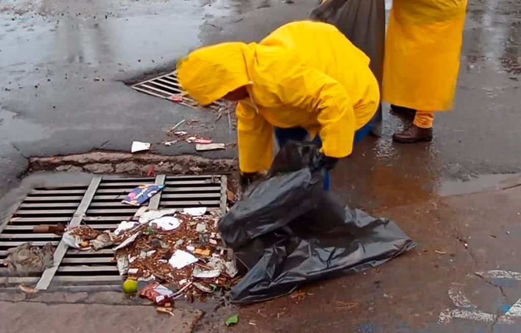 Basura en calles de la capital obstruyó alcantarillas
