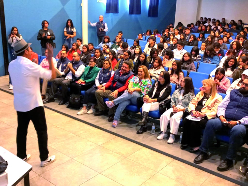 Se llevó a cabo con gran éxito la conferencia titulada 'Si te guacho, te cacho', impartida por Gabo Gómez López.