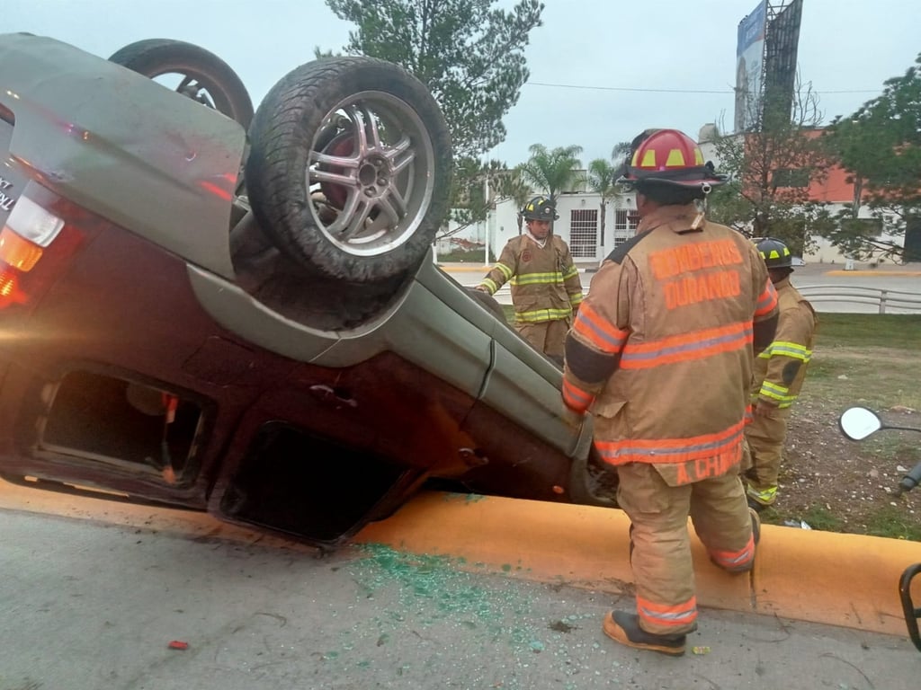 Accidente. Una mujer volcó en su camioneta por el bulevar Armando del Castillo.