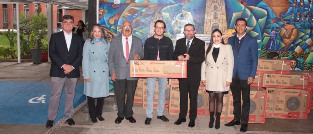 Entregó diez aparatos de aire acondicionado en respuesta a la solicitud presentada por la Sociedad de Alumnos.