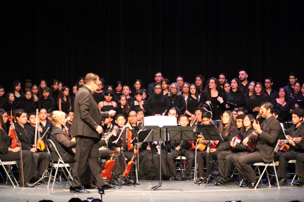 Travesía. El concierto fue un viaje musical a través de la música de 'El Prínicpe de la Canción'.