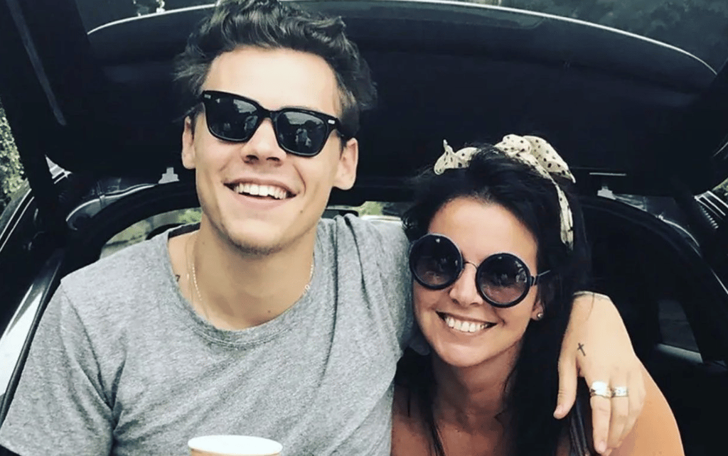 Madre de Harry Styles, molesta con las críticas que su hijo ha recibido por su nuevo corte de cabello
