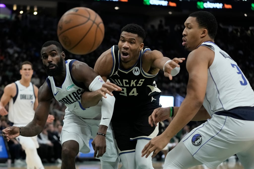 El duelo entre Milwaukee y Dallas fue emocionante en la duela, con el triunfo apretado de los Bucks (AP)