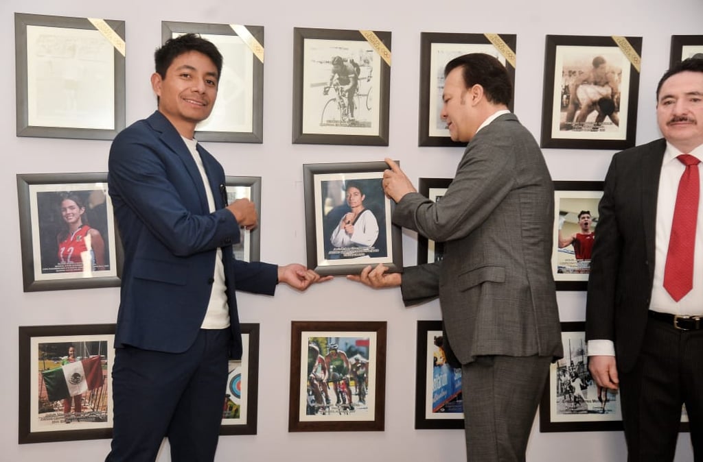 Junto al gobernador de Durango, Esteban Villegas, el lagunero puso su fotografía en el recinto del salón de la fama duranguense. (Especial)
