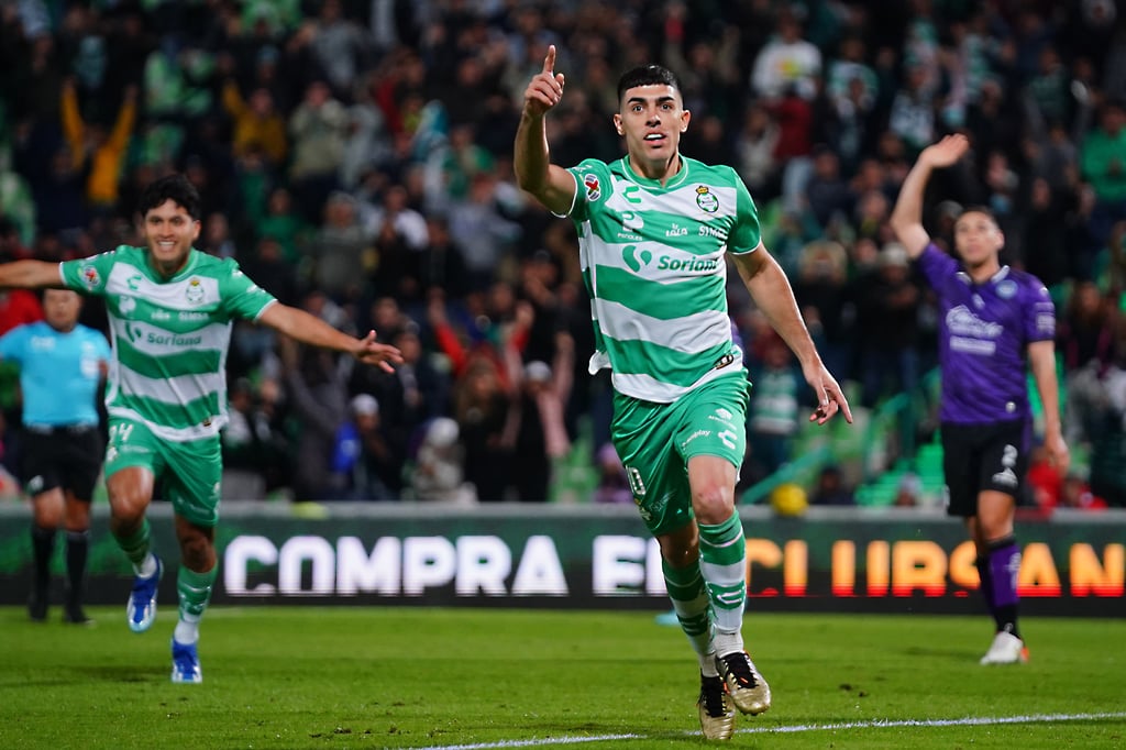 Juan Brunetta del Santos Laguna celebra hoy tras anotar contra el Mazatlán, durante un partido de repechaje del torneo Apertura 2023 de la Liga MX, en el estadio Corona en la ciudad de Torreón (México). EFE/Victor Cruz