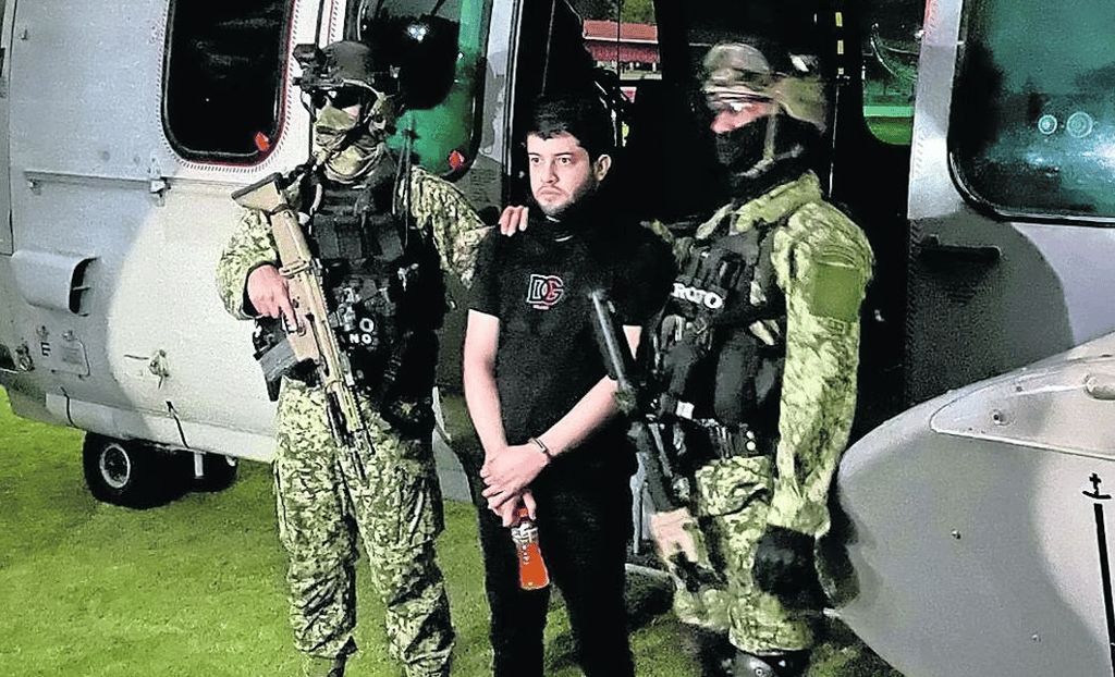 En una residencia cateada y asegurada en Culiacán, se encontraron sustancias químicas, un arma de fuego, se aseguró una camioneta y se detuvo a Kevin Daniel.