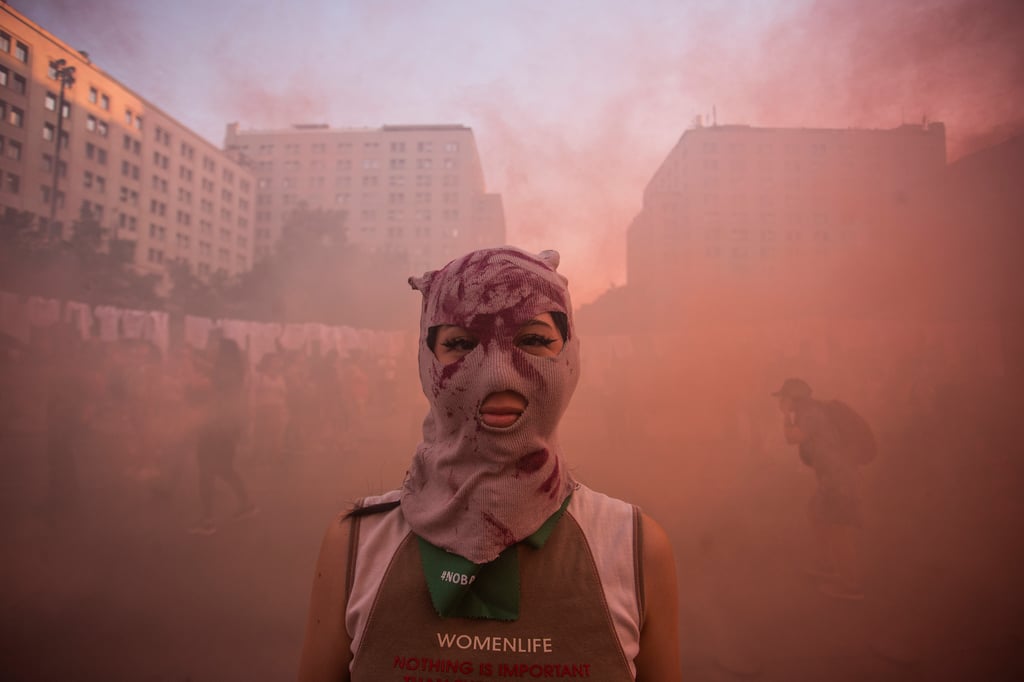 La violencia económica que se manifiesta a través de limitaciones encaminadas a controlar el ingreso de sus percepciones económicas; en el ámbito laboral se expresa al percibir un salario menor por igual trabajo. (AILEN DÍAZ / EFE)