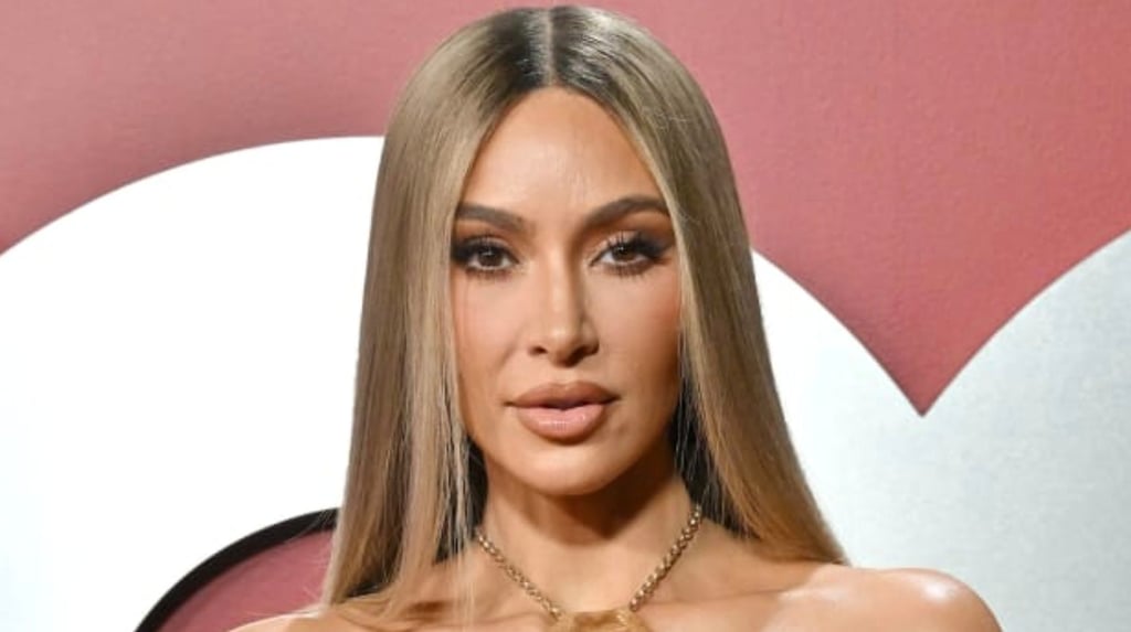 Kim Kardashian cambia a rubia y deslumbra con su silueta