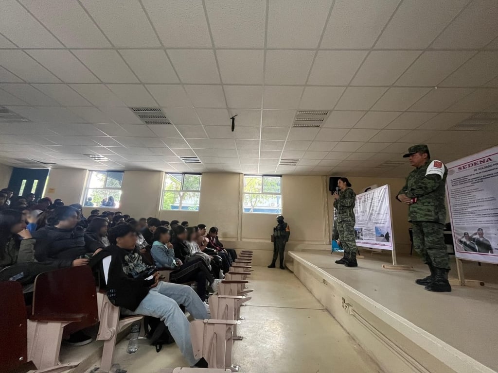 Interés. Carriedo García dijo que las pláticas fueron de gran interés para los jóvenes y al término de estas fueron muchos los alumnos que se acercaron a los militares a pedir información.