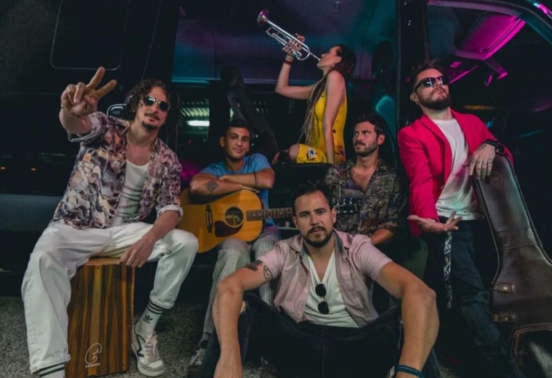 La banda internacional Jenny And The Mexicats junto al dueto madrileño, Taburete, sorprendieron a sus fans con el lanzamiento de un tema, Sin tus estrellas.