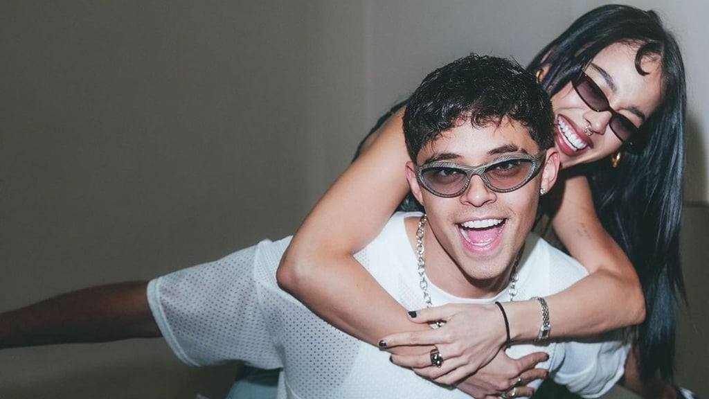 Alex Hoyer no cae en provocaciones y, en cambio, asegura que ya está acostumbrado a los comentarios negativos que se hacen de él, pues durante el último viaje que emprendió con su novia, Danna Paola, a Sevilla recibió mucho 'hate' en redes sociales, en los que usuarios escribieron que si pudo viajar a la región fue solo porque su pareja tiene los medios para llevarlo, debido a que el cantante ha tenido mucho menos éxito que ella.