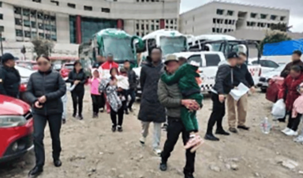 Elementos de la Secretaría de Seguridad mexiquenses detuvieron a seis hombres por su probable participación en el delito de tráfico de personas indocumentadas.