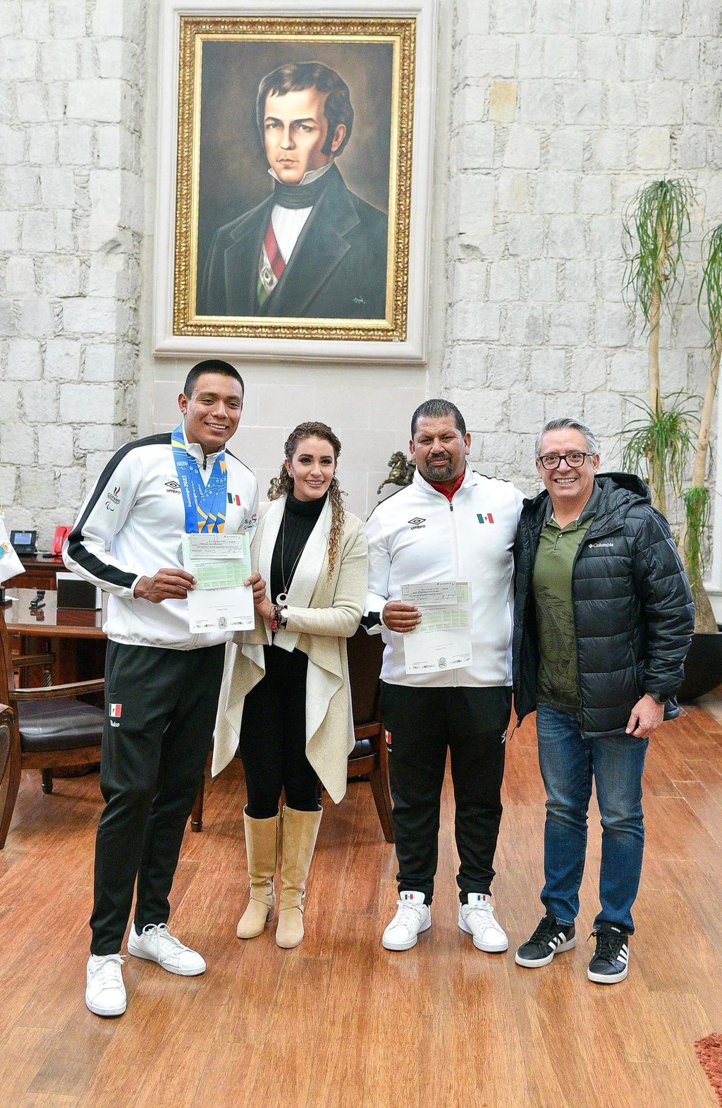 Recibimiento.Marisol Rosso recibió al paratleta Fernando Martínez y a su entrenador Saúl Mata.