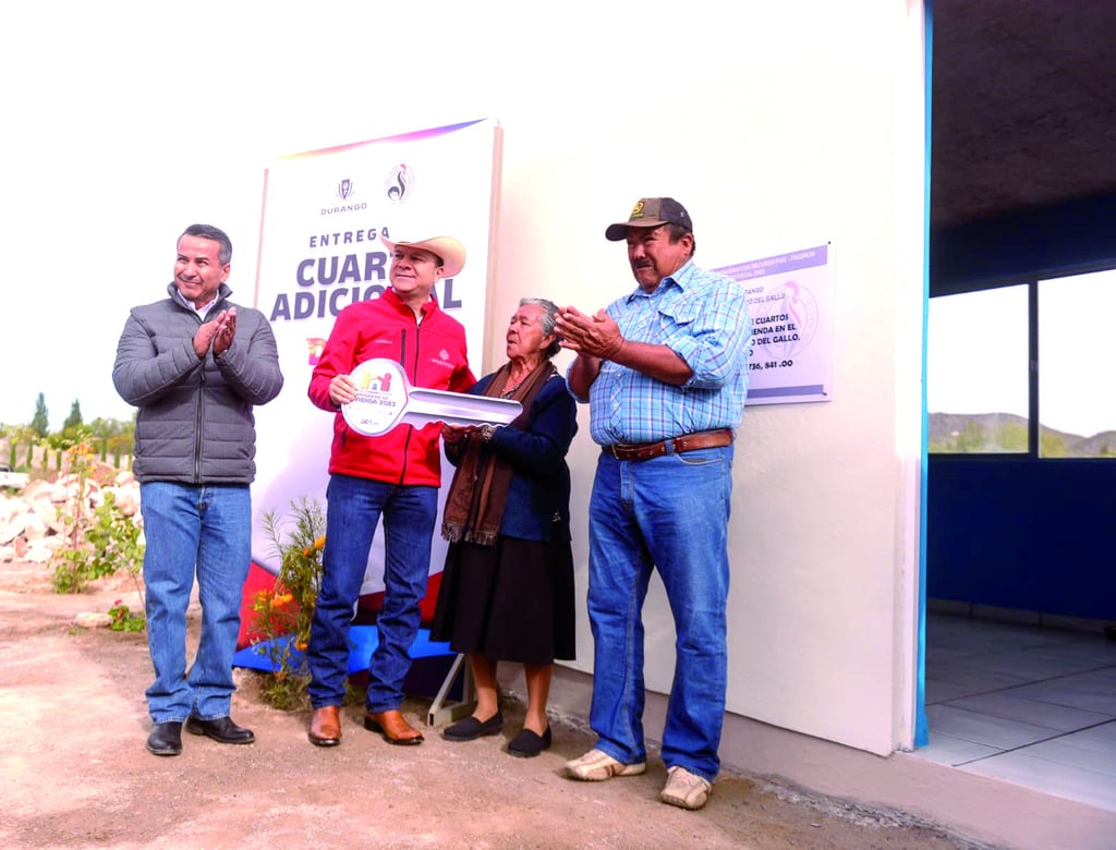 Apoyo. El mandatario entregó también cuartos adicionales, tinacos e inició la construcción de bordos de abrevadero y mejoramientos de caminos.  