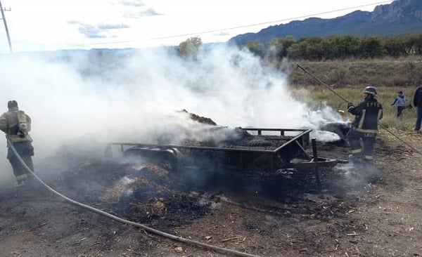 Incendio en traila consumió pacas de pastura en Nuevo Ideal