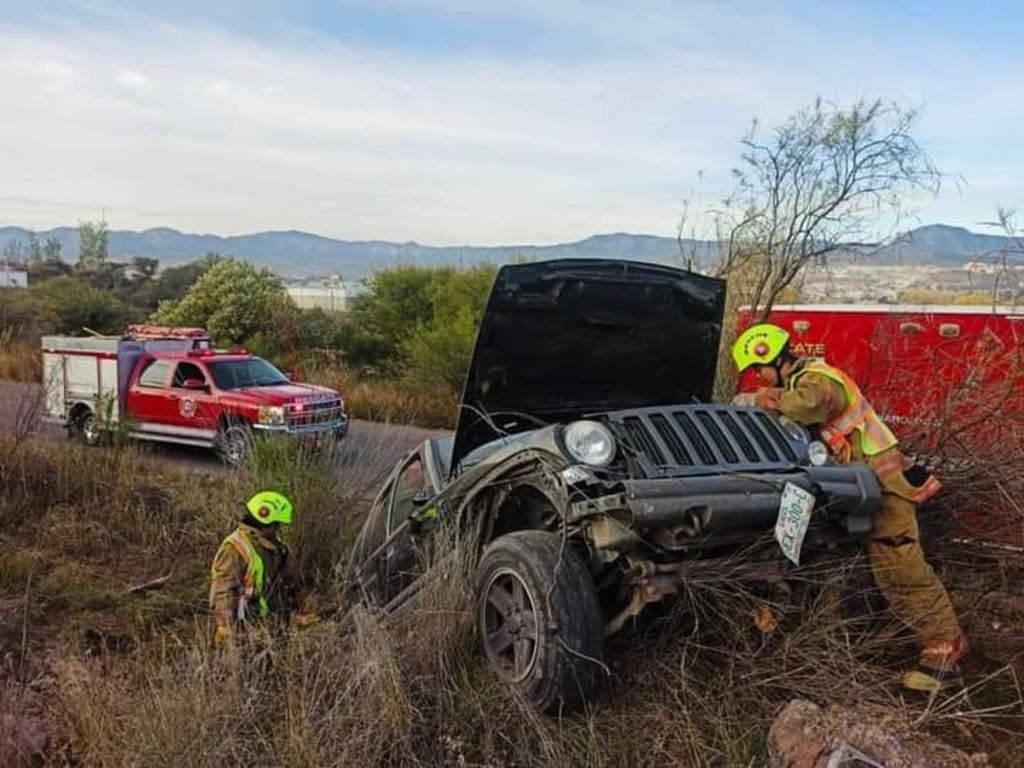 Accidente. Un varón resultó con golpes leves, después de que su vehículo salió del camino.