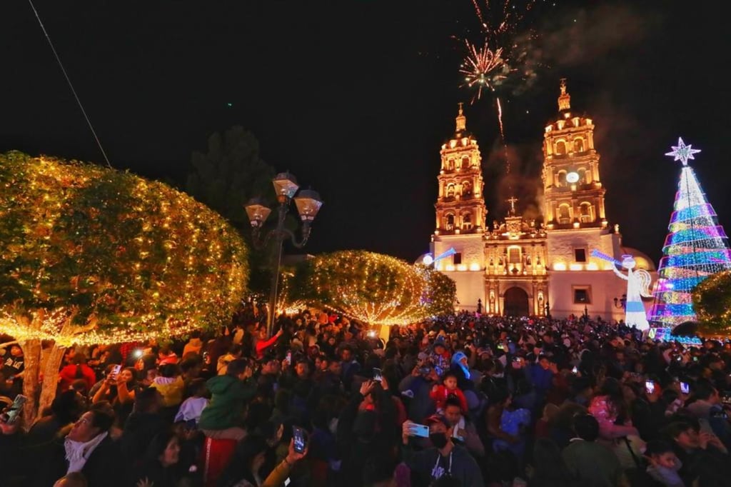 Alumbrado. Iluminan plazas, bulevares y calles del Centro de la ciudad con el alumbrado navideño.