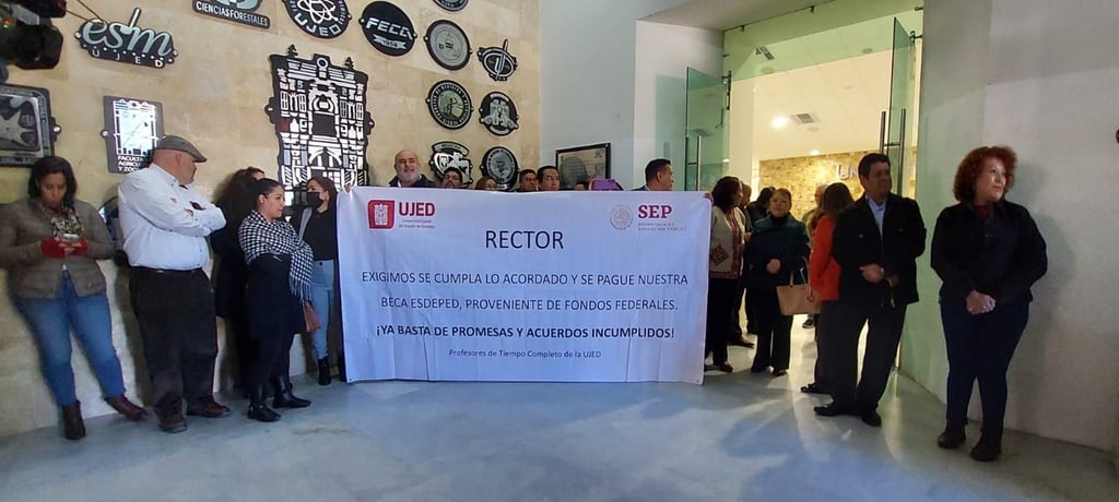 Protestan. Varios maestros merecedores del Estímulo al Desempeño del Personal Docente protestaron porque la Rectoría no les ha pagado esta beca los dos últimos meses.