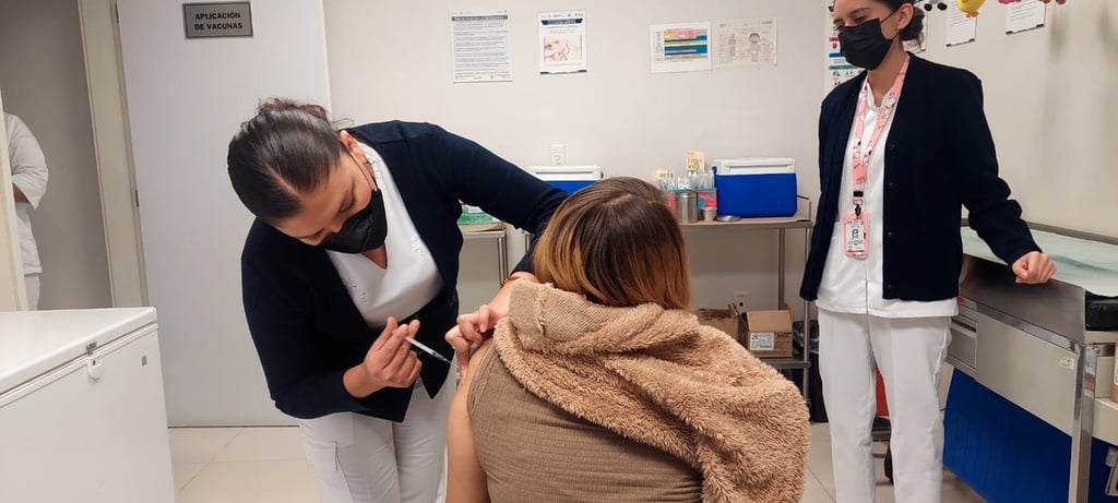 Vacuna. La campaña de vacunación contra la influenza y contra el Covid se mantiene por parte de la Secretaría de Salud, pero a la par se informa sobre los riesgos en esta temporada invernal.