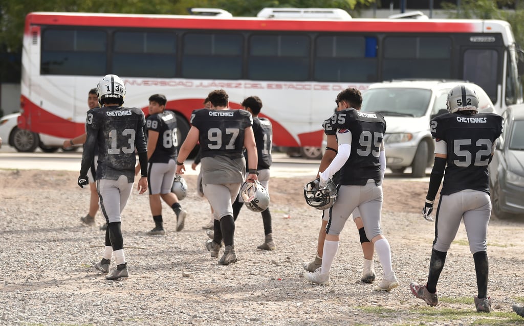 Los Cheyennes ganaban 14-0 al medio tiempo frente a las Águilas Prepa UJED. (Fotografías de Ramón Sotomayor)
