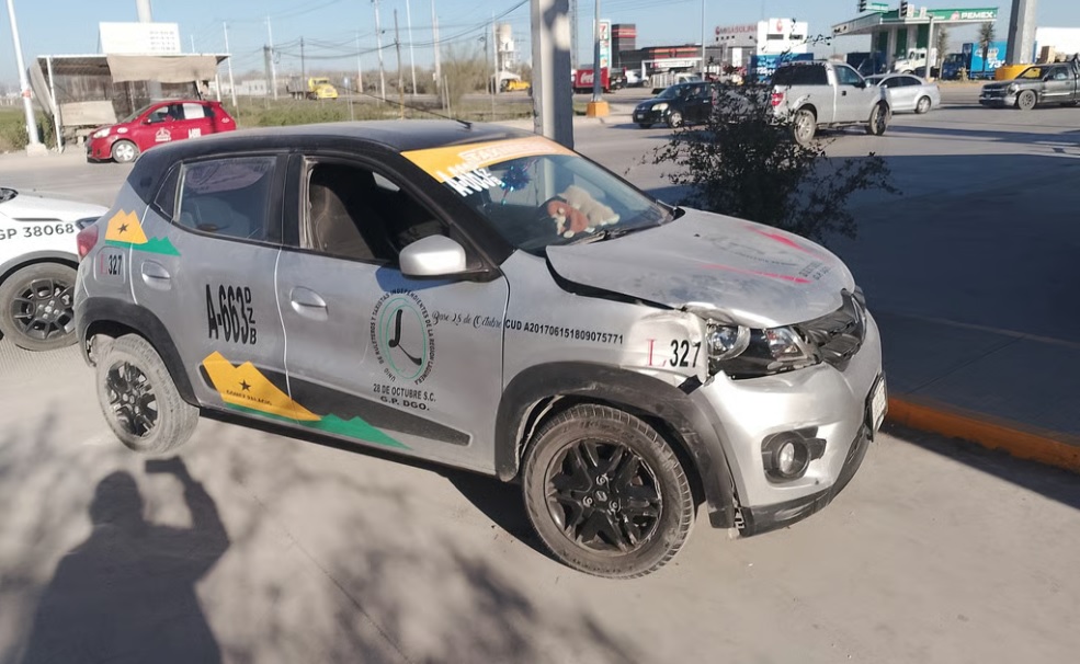 Taxista distraído causa daños a vehículo en Gómez Palacio