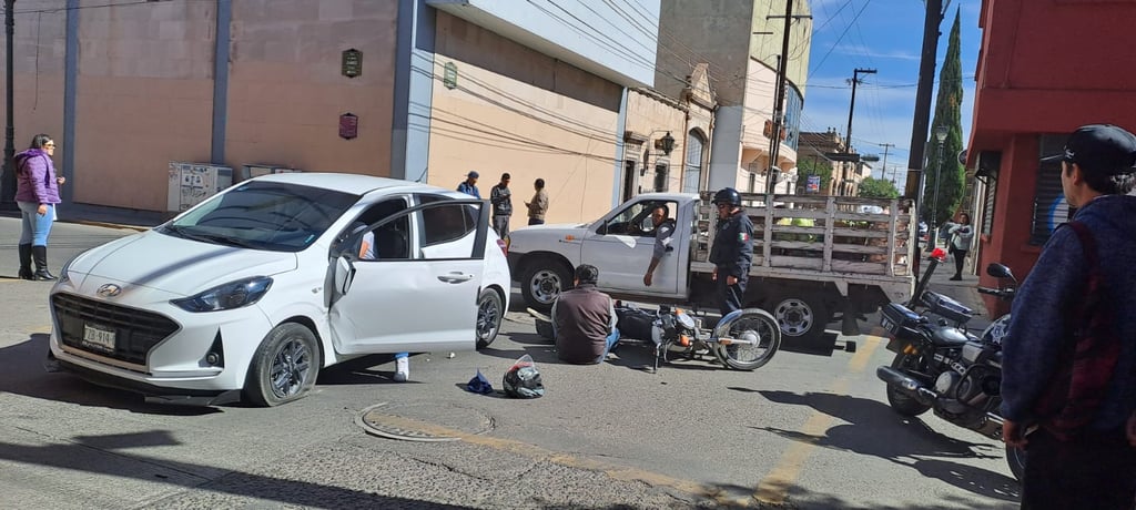 Choque en céntrico crucero de Durango dejó varios daños materiales