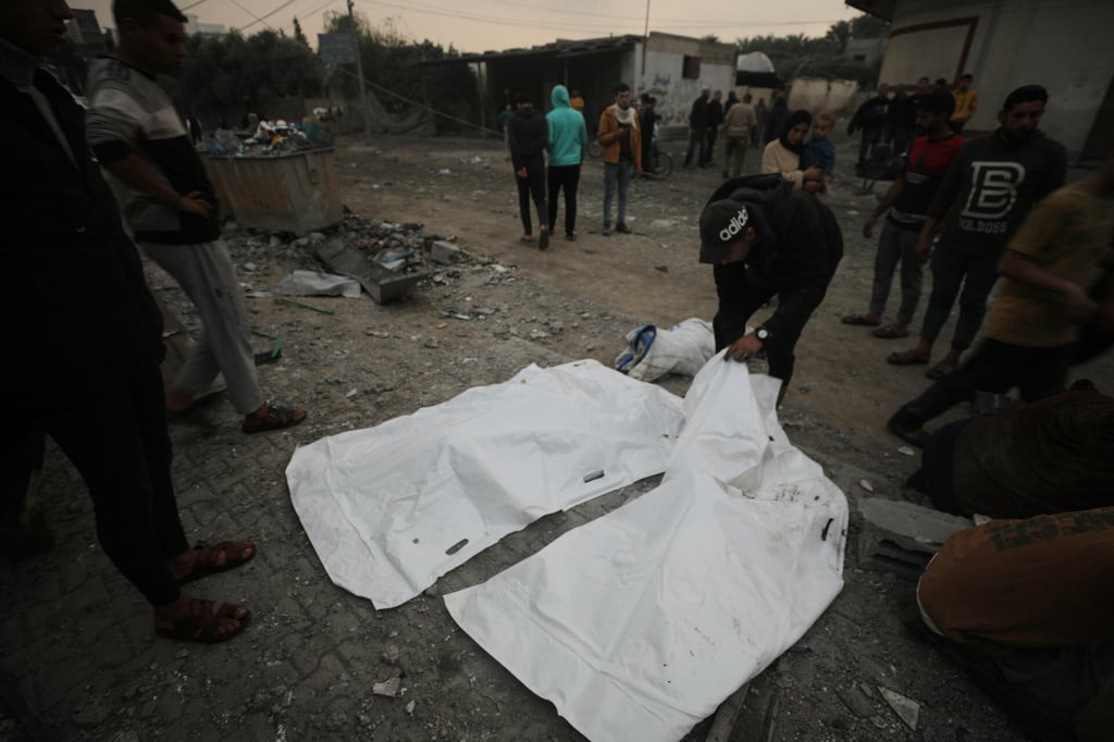 Palestinos se desplazan desde la ciudad sureña de Jan Yunis hacia la urbe de Rafah. (EFE)