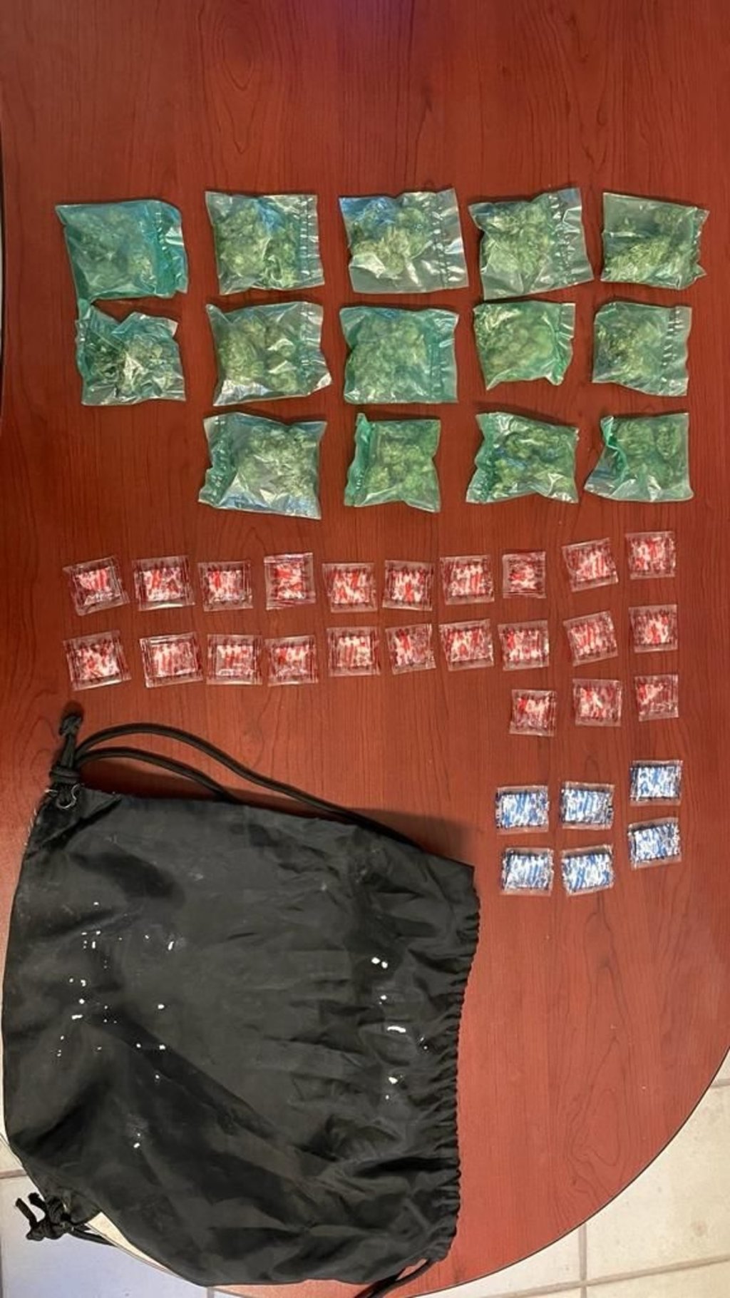 Un hombre tiró una mochila con droga para huir.