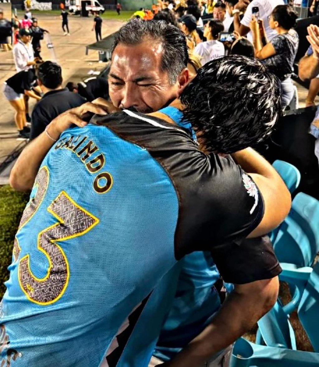 Festejo. Benjamín Galindo Cruz festejó con su padre, 'El Maestro', el campeonato del Cancún en la Liga de Expansión.