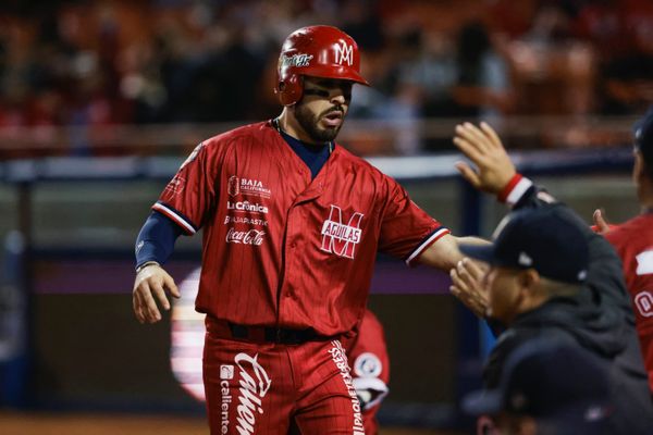 Con rally de 4 anotaciones en el octavo episodio y ofensiva encabezada por Javier Salazar, Reynaldo Rodríguez y Kennys Vargas, Los Águilas de Mexicali vencieron a Mayos de Navojoa por score de 7 carreras contra 3 durante el primer encuentro de la serie.